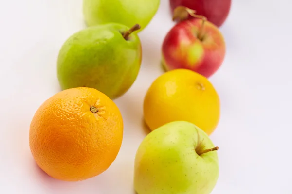 Reife Früchte isoliert — Stockfoto