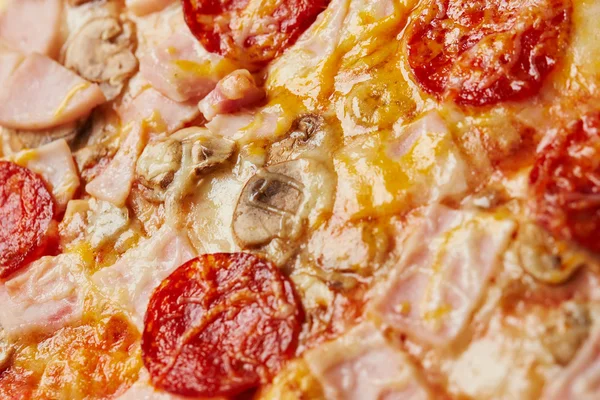 Pizza salam, jambon ve mantar ile