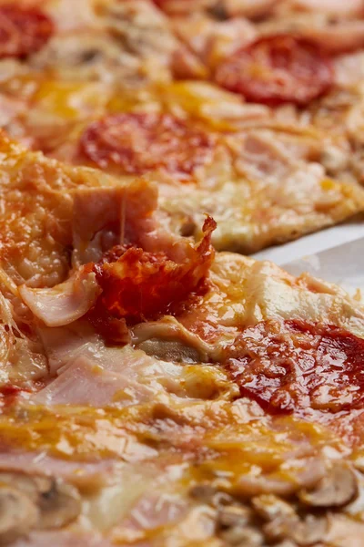 Pizza salam, jambon ve mantar ile