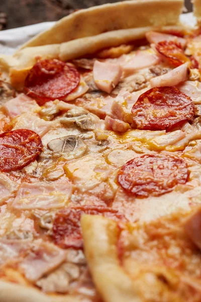 Pizza salam, jambon ve mantar ile