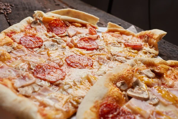 Pizza salam, jambon ve mantar ile