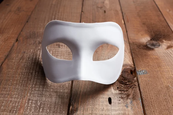 White Venetian masker di atas meja — Stok Foto