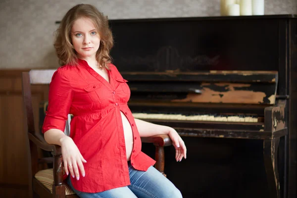 피아노에서 임신한 여자 — 스톡 사진