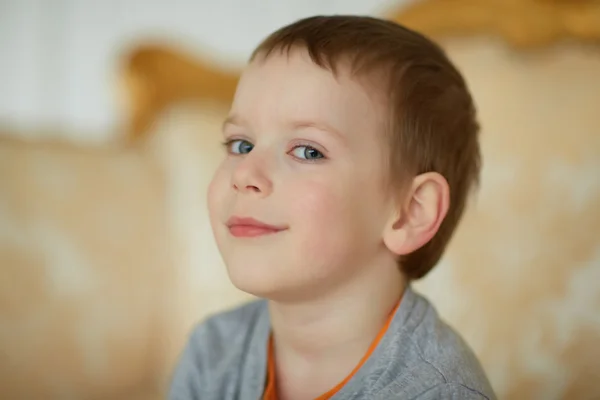 Netter Junge lächelt — Stockfoto