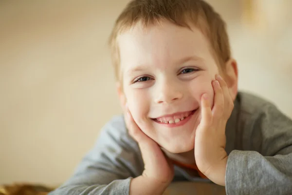 Mooie jongen lachend — Stockfoto