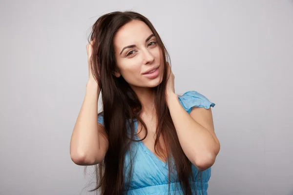 Menina com longo cabelo escuro sorrindo — Fotografia de Stock