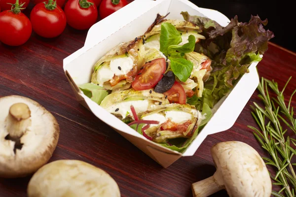 Balık, domates ve otlar ile yemek