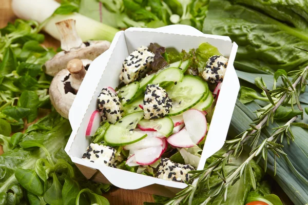 Salat mit Radieschen, Gurken und Käse — Stockfoto