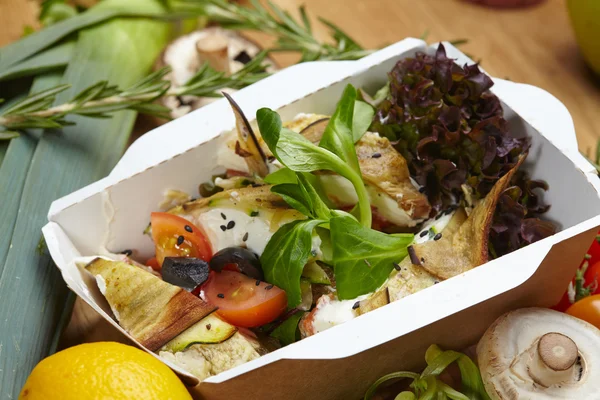 Натуральна здорова їжа в паперовій коробці — стокове фото