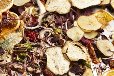 Kurutulmuş meyveler: elma portakal