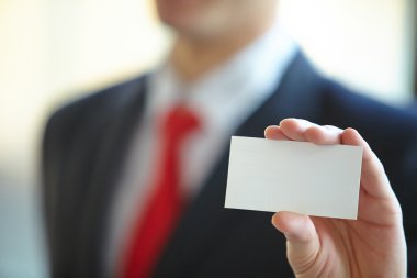 iş kartı veren işadamı