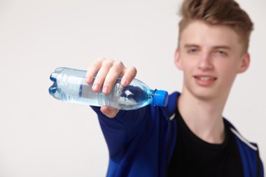 Su şişesi ile erkek atlet 