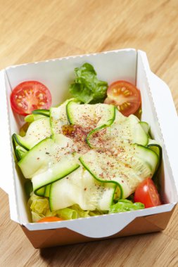 vejetaryen yemek sebze ve otlar ile