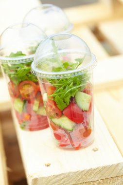 kapsayıcılar paket servisi olan restoran salata