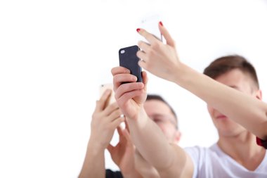 Telefonları ile gençlerin grup 