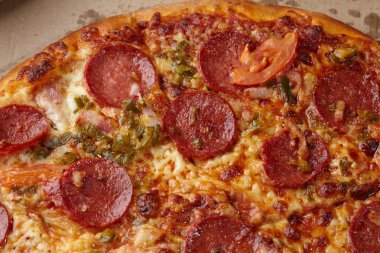 Sosis ile lezzetli Pizza