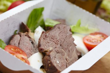 taze sebze ve et haşlanmış yumurta,