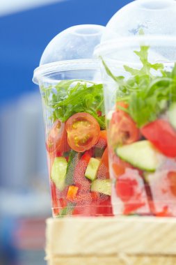 kapsayıcılar paket servisi olan restoran salata