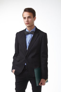 Klasör ile kendine güvenen genç işadamı 