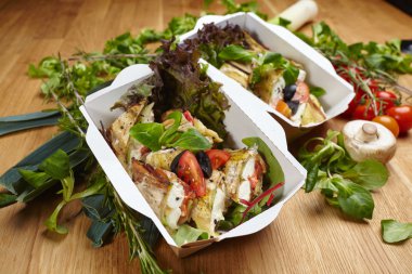 Kağıt kutular içinde doğal sağlıklı gıda