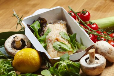 Omlet buğulanmış sebze ve yeşillik ile