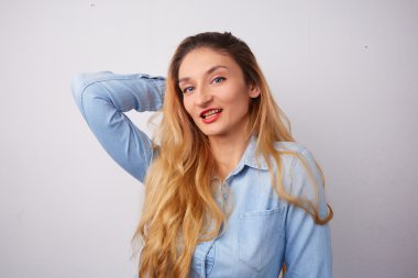 Güzel, gülümseyen kadın 