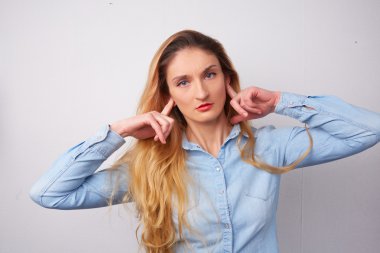 Güzel kadın dinlerken durur 