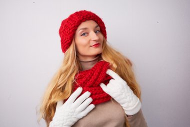 Sarışın kadın kırmızı şapka ve atkı 