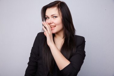 Şakacı gülümseyen genç güzel esmer