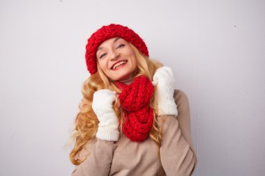 Sarışın kadın kırmızı şapka ve atkı 