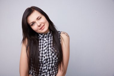 Şakacı gülümseyen genç güzel esmer