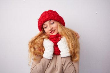 Sarışın kadın kırmızı şapka ve atkı 