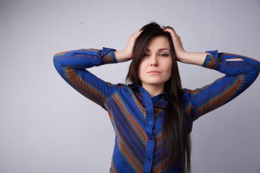 Genç güzel esmer baş ağrısı hissediyor