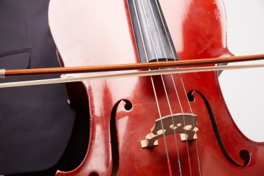 Çello ile genç adam