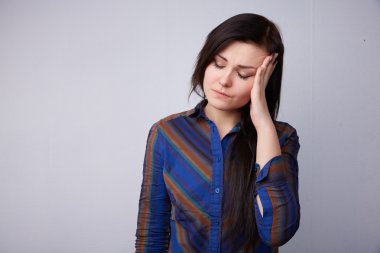 Genç güzel esmer baş ağrısı hissediyor