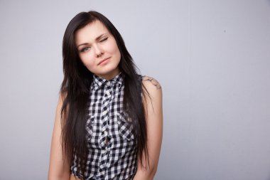 Genç güzel esmer winks