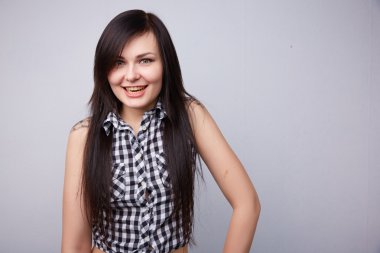 Şakacı gülümseyen genç güzel esmer