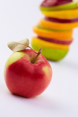 Tüm elmayı ve dilimlenmiş meyve