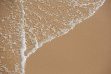 Deniz kıyısındaki dalgalar