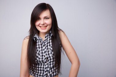 Şakacı gülümseyen genç güzel esmer