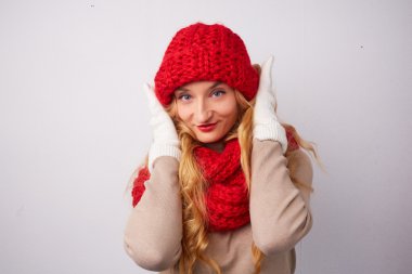 Sarışın kadın kırmızı şapka ve atkı