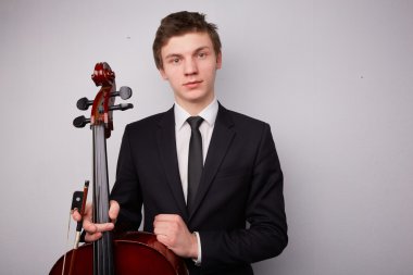 Çello ile genç adam