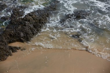 Deniz kıyısındaki dalgalar