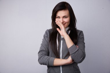 Gülümseyen genç güzel esmer