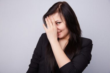 Şakacı gülümseyen genç güzel esmer