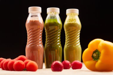 şişe suları ve sebze smoothies