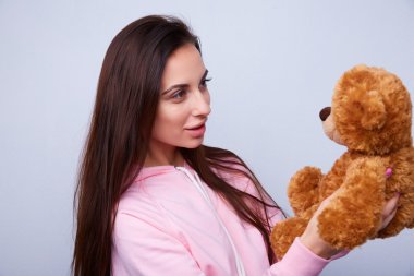 oyuncak ayı ile oynayan esmer