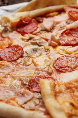 Pizza salam, jambon ve mantar ile