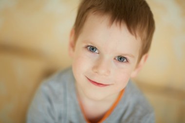 gülümseyen güzel çocuk