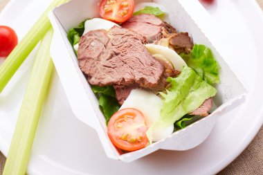 taze sebze ve et haşlanmış yumurta,